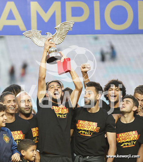 L1 : Remise du trophée du championnat 2021-2022 à l'Espérance de Tunis