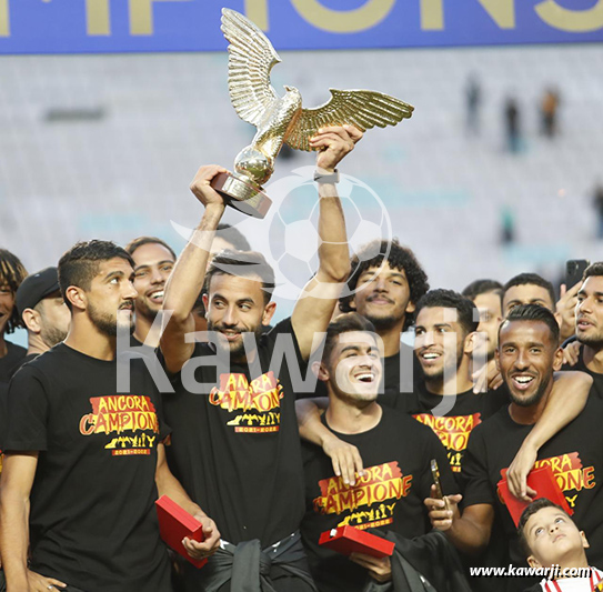 L1 : Remise du trophée du championnat 2021-2022 à l'Espérance de Tunis