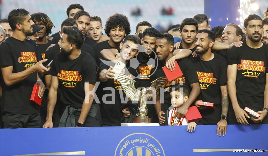L1 : Remise du trophée du championnat 2021-2022 à l'Espérance de Tunis
